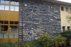 09-Durch-die-Zeit-1995-Steinrelief-Kindergarten-Eppan-I-