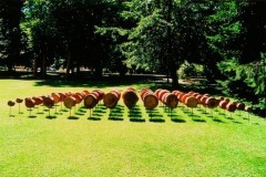 Phone-2001-Klang-der-Dinge-Rhytmische-Skulptur-Holz-Stahl-1200x400x70-cm-Kunst-in-der-Landschaft-Hofgarten-Innsbruck-I-