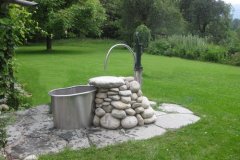 Stein-Brunnen-2017-Findlinge-und-Inox-Wanne-150x250x120-cm