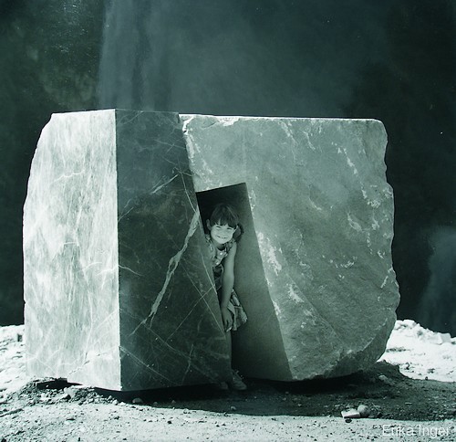 25-Minus-Plusskulptur-1998-Krastaler-Marmor-Serpentin-begehbahr-155x170x125-cm-Villach-A