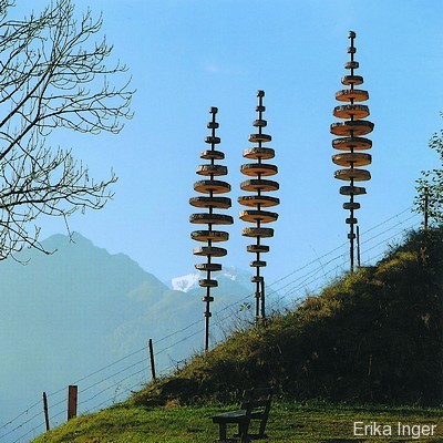 50-Lebensbaeume-2001-Holz-Stahl-H-600-cm-dreiteilig-Zell-am-See-A