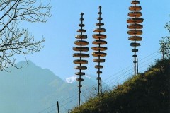 Lebensbaeume-2001-Holz-Stahl-H-600-cm-dreiteilig-Zell-am-See-A