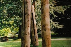 Phone-2001-Baumtrommeln-Holz-dreiteilig-400x50x50-cm-Hofgarten-Innsbruck-A